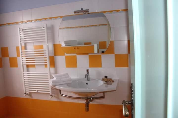 Ari B&B Монтесильвано Экстерьер фото